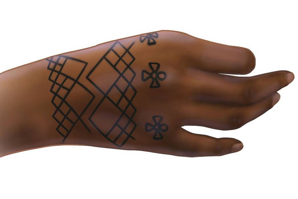 Mão de pele escura vista de lado com tatuagens pretas geométricas e símbolos pequenos, incluindo linhas entrelaçadas e formas de trevo.