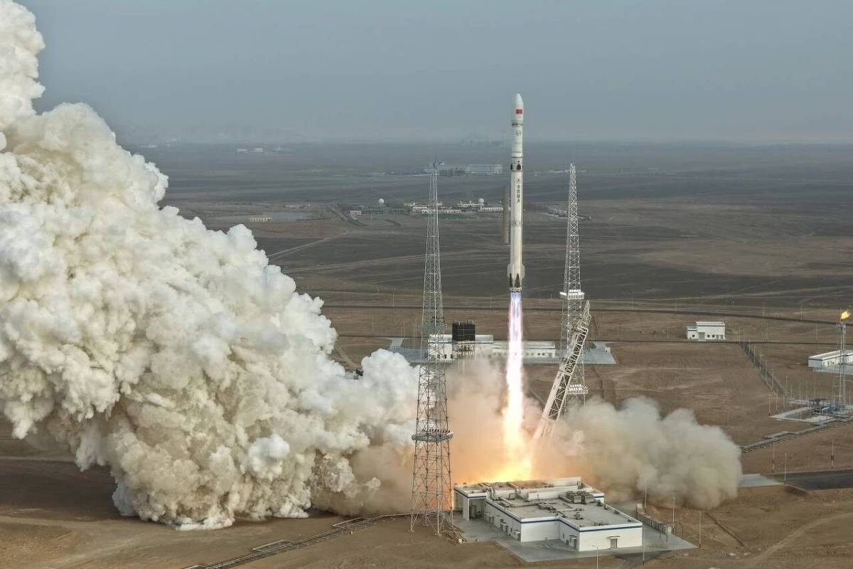 Lançamento inaugural do Longa Marcha 12A, na noite do dia 22 de dezembro no Brasil, manhã do dia 23 na China