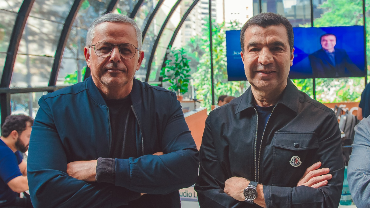 Cláudio Santos e João Kepler, participantes do Arena Digitalks, representando a presença de líderes do setor no evento.