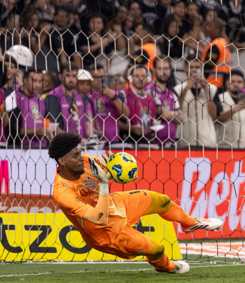 Hugo brilha nos pênaltis, Corinthians bate Cruzeiro e vai à final da Copa do Brasil