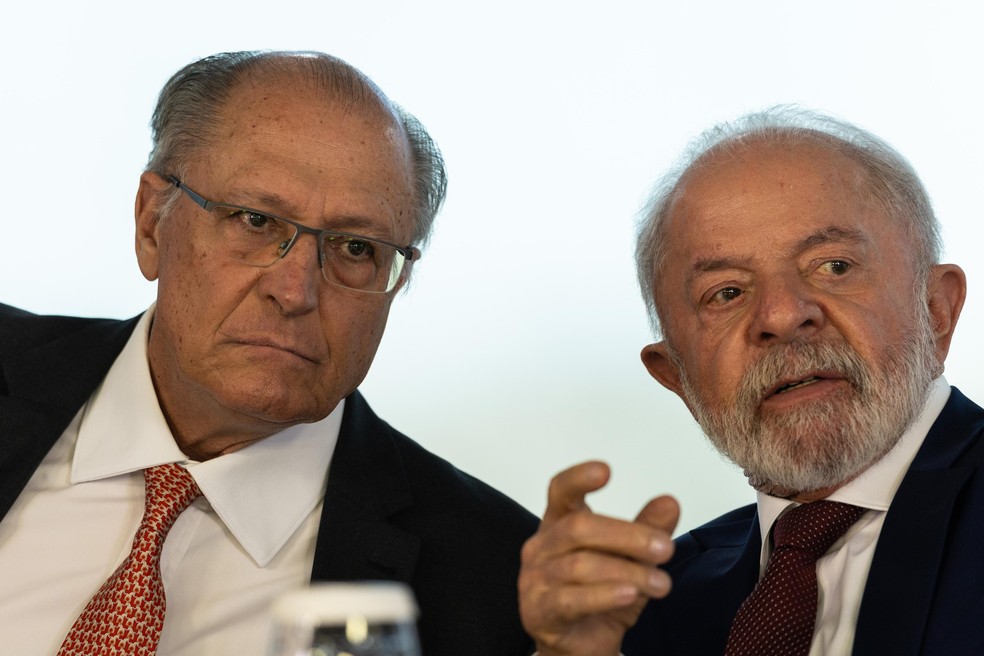 O vice-presidente e ministro do Desenvolvimento, Indústria, Comércio e Serviços, Geraldo Alckmin, e o presidente da República, Luiz Inácio Lula da Silva — Foto: Brenno Carvalho/Agência O Globo