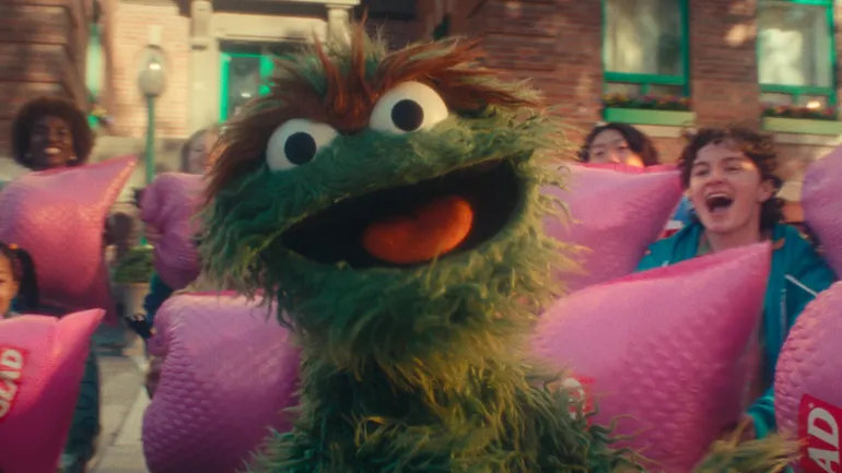 Que bom que se une a Oscar the Grouch para reviver 'Don't Get Mad'. Fique feliz.