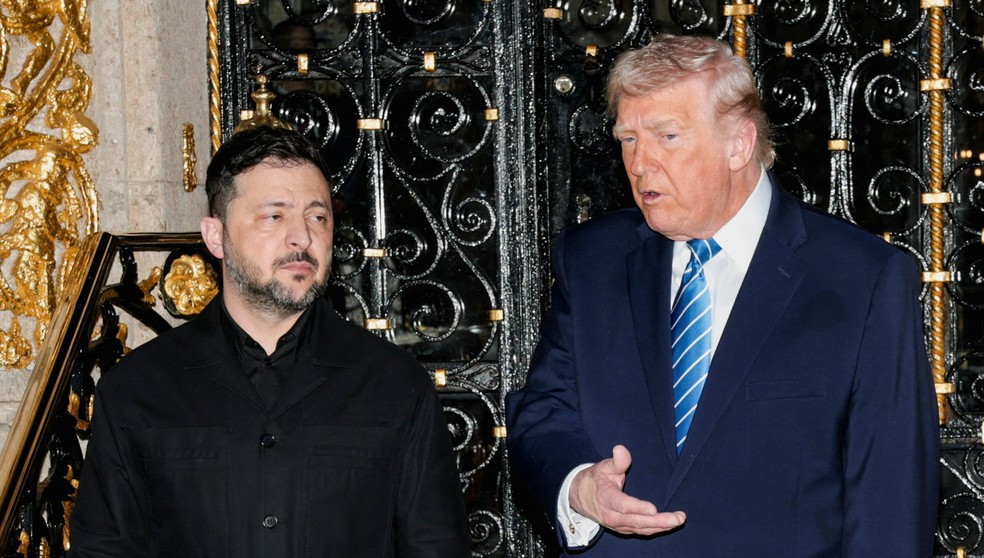 Presidente dos EUA, Donald Trump, conversa ao lado do presidente ucraniano, Volodymyr Zelensky, em sua chegada para reuniões no clube Mar-a-Lago de Trump, em Palm Beach, na Flórida, em 28 de dezembro de 2025 — Foto: Reuters/Jonathan Ernst