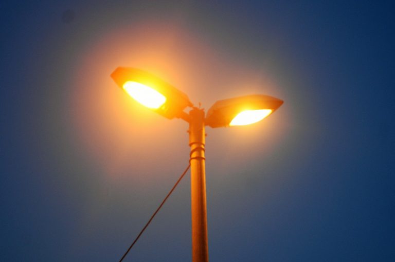 Cidades - infraestrutura - iluminação pública postes luz eletricidade
