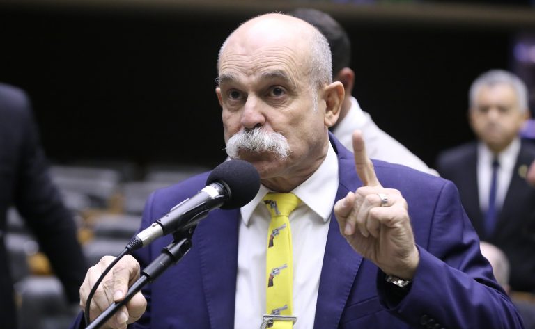 Deputado Sargento Fahur fala ao microfone