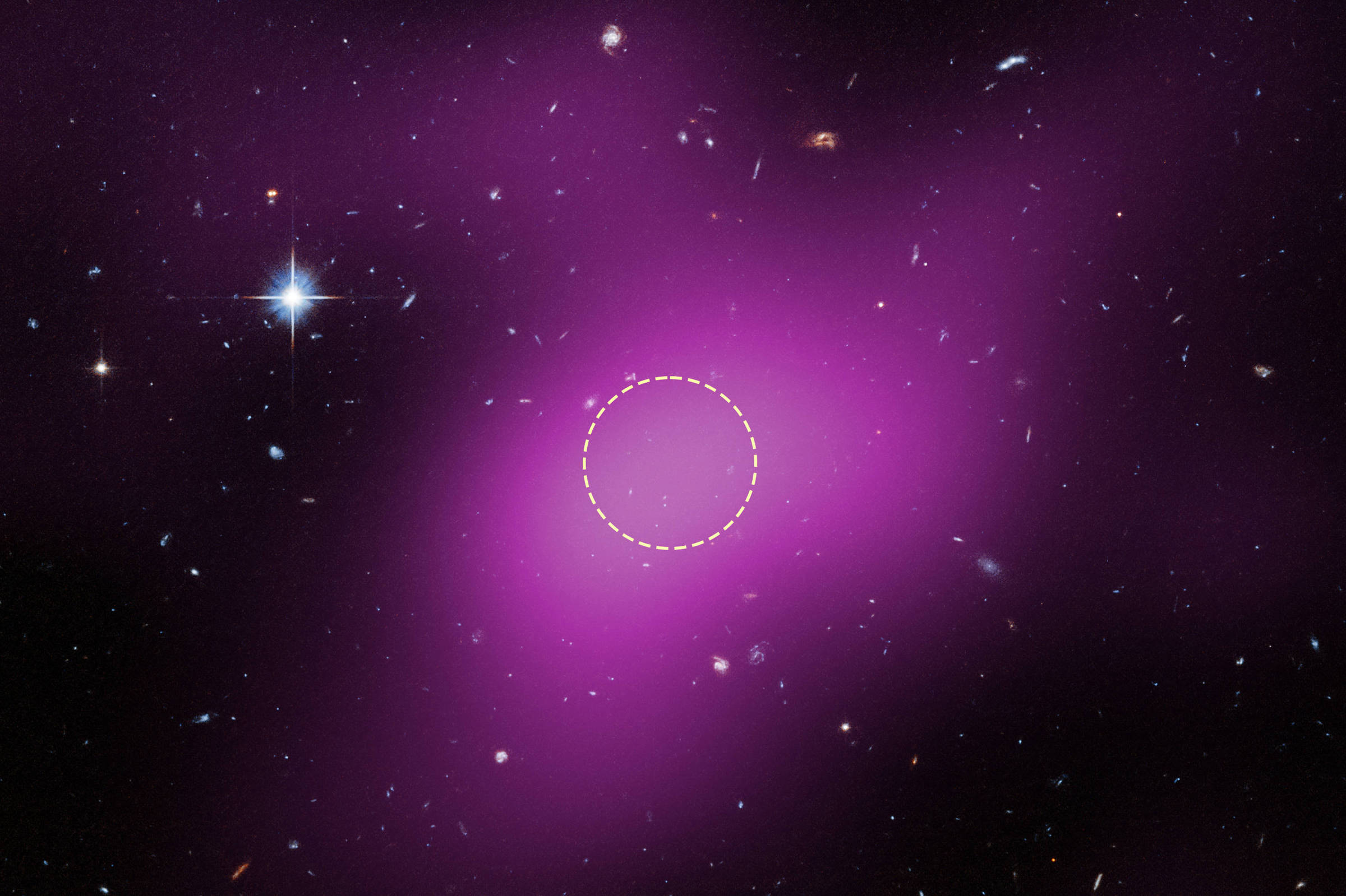 Campo estelar com várias galáxias visíveis em fundo escuro. Região central em tom púrpura brilhante destaca área circular pontilhada, indicando possível concentração de matéria ou fenômeno astronômico.