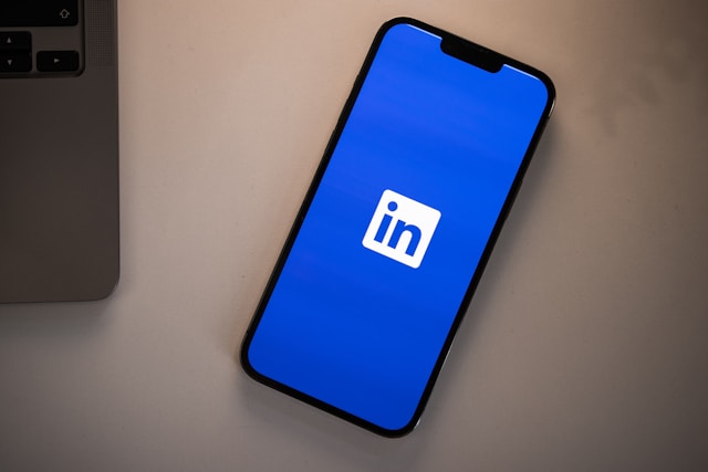 5 mudanças para fazer no seu LinkedIn para encontrar um novo emprego em 2026
