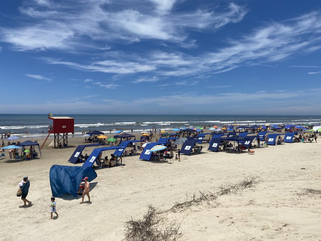 Beira da praia de Rainha do Mar, em Xangri-L&aacute;, mostra tendas de condom&iacute;nios | Mauro Belo Schneider/Especial/JC