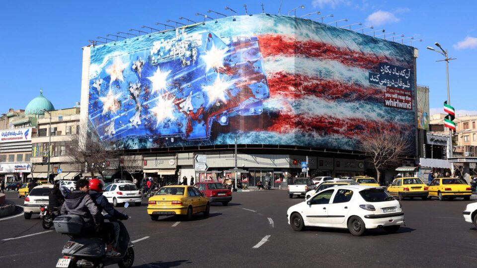 Explosão atinge prédio em cidade portuária do Irã, relata imprensa
