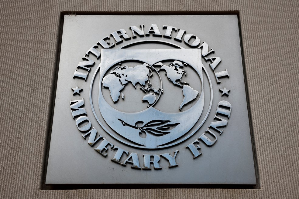 Logo do Fundo Monetário Internacional (FMI) na sede da entidade, em Washington — Foto: Benoit Tessier/Reuters