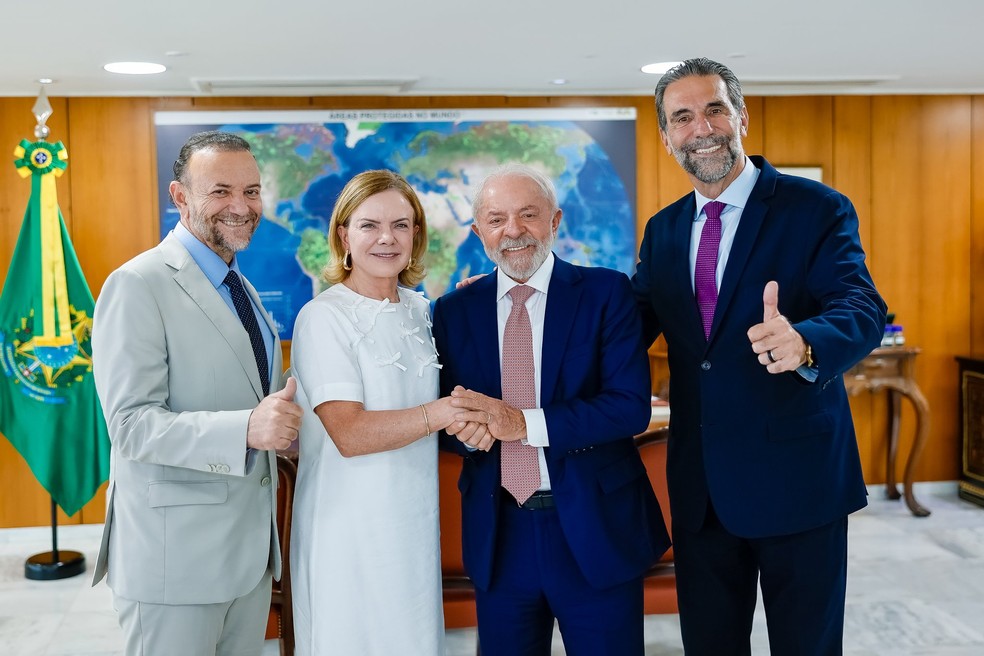 Ministra Gleisi Hoffman, ao lado de Lula, anuncia pré-candidatura ao Senado; presidente do PT, Edinho Silva (à esq.), e Ênio Verri participam de encontro — Foto: Reprodução/X - Gleisi Hoffmann