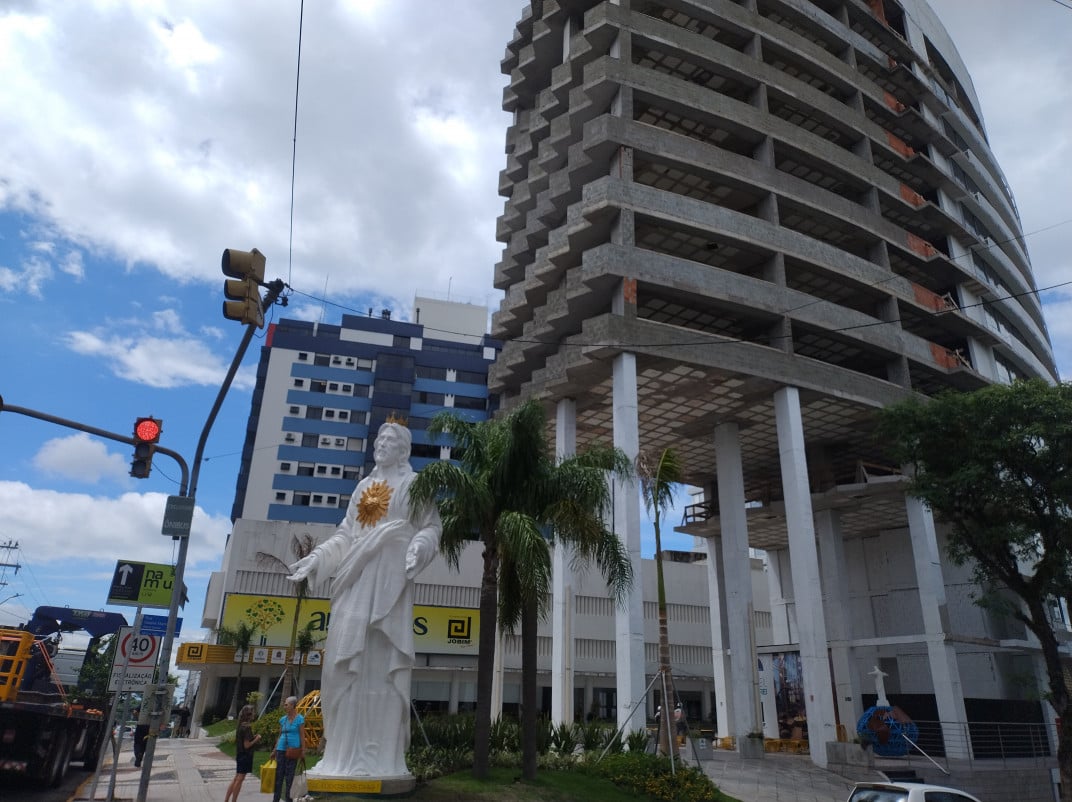 Est&aacute;tua de 7 metros de altura de Jesus foi instalada em frente ao empreendimento Cristo Rei, Santa Maria | Gabriel Margonar/Especial/JC