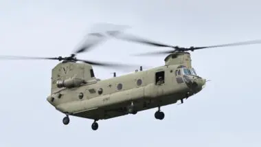Helicóptero de transporte Chinook similar aos usados na captura de Nicolás Maduro