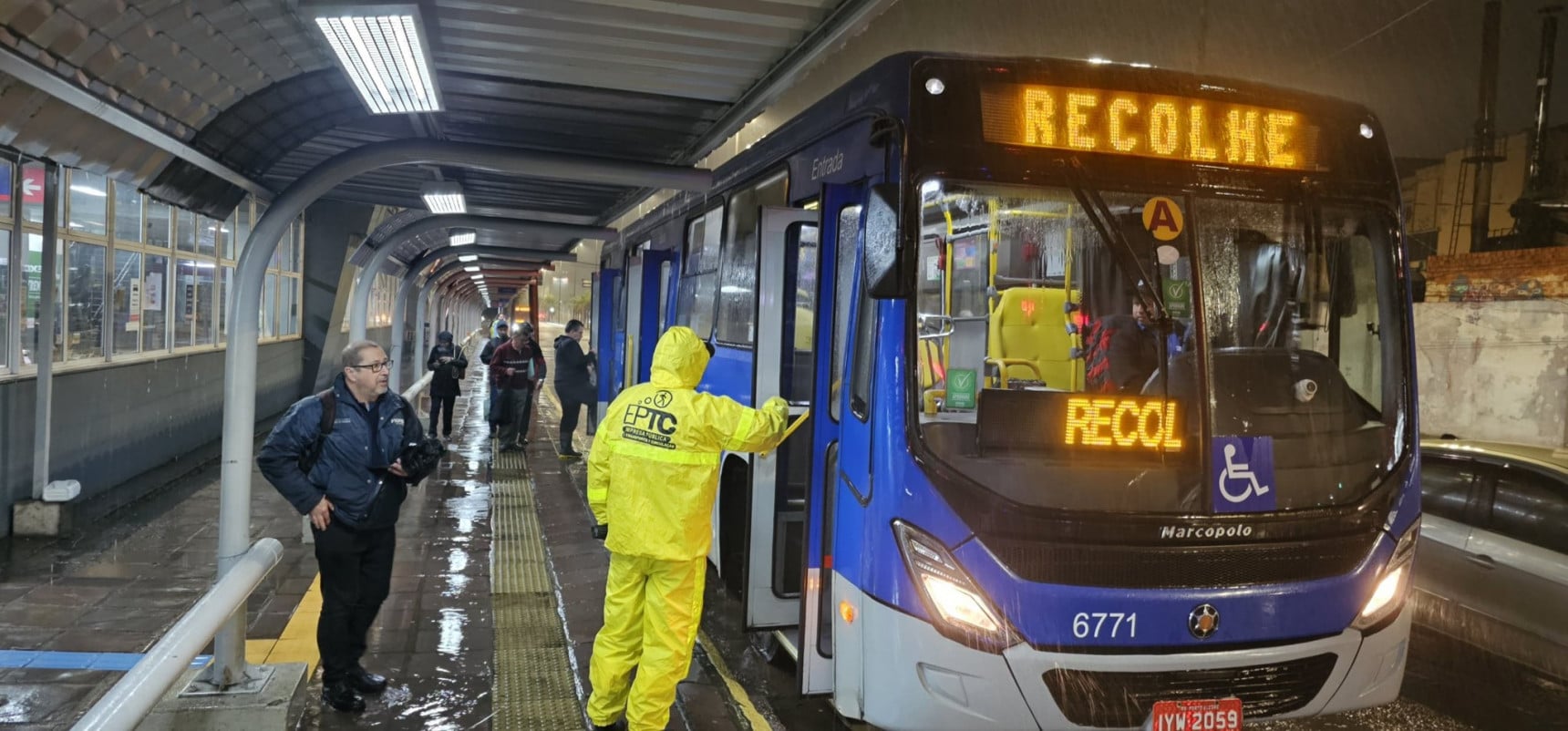 Operação ar-condicionado autua 12 ônibus sem refrigeração em Porto Alegre