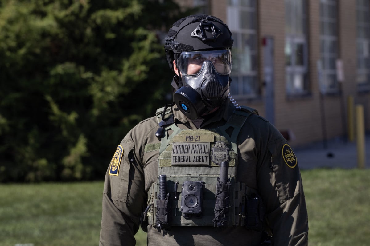 Trump diz que agente matou mulher em legítima defesa; governador e prefeito negam