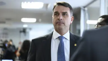 Flávio diz que PL da dosimetria é "horroroso" e exalta "sacrifício" de Bolsonaro