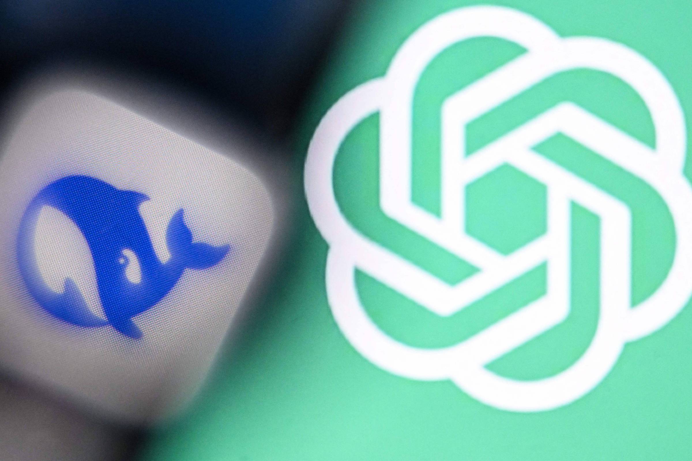A imagem apresenta dois logotipos. À esquerda, um logotipo azul de uma baleia em um fundo branco. À direita, o logotipo do ChatGPT, que consiste em um símbolo em forma de flor ou nó, em verde claro, com a palavra