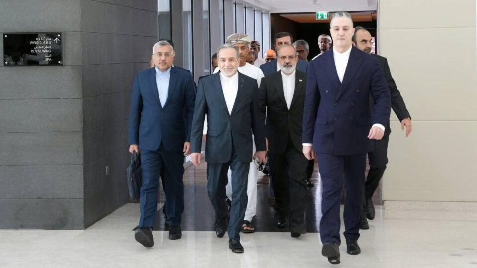 Irã e EUA retomam negociações nucleares em Genebra