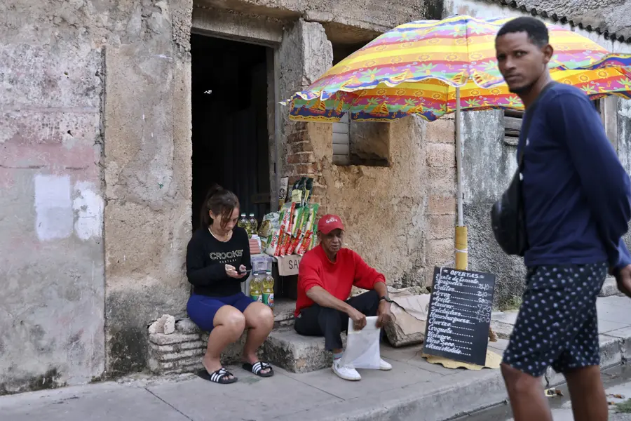 Cubanos vendem produtos em calçada na cidade de Matanzas, a 100 km de Havana. EFE / Ernesto Mastrascusa