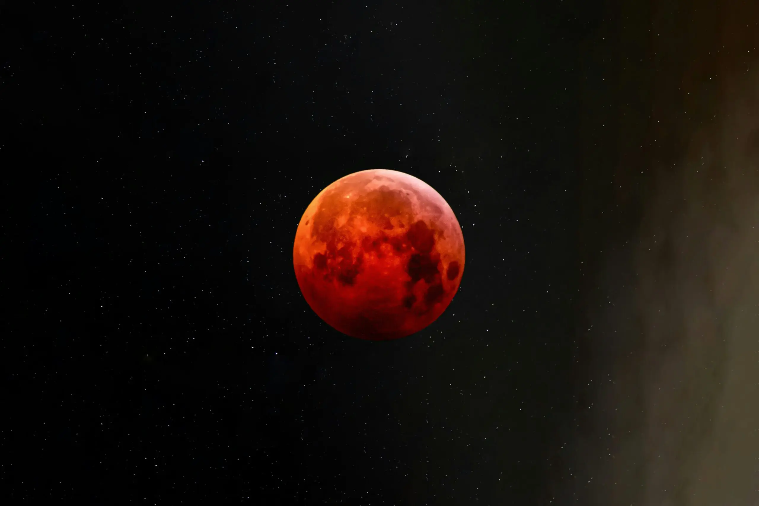 Eclipse lunar total, a famosa 'Lua de Sangue" que, em 2026, será visível dia 3 de março no Brasil.