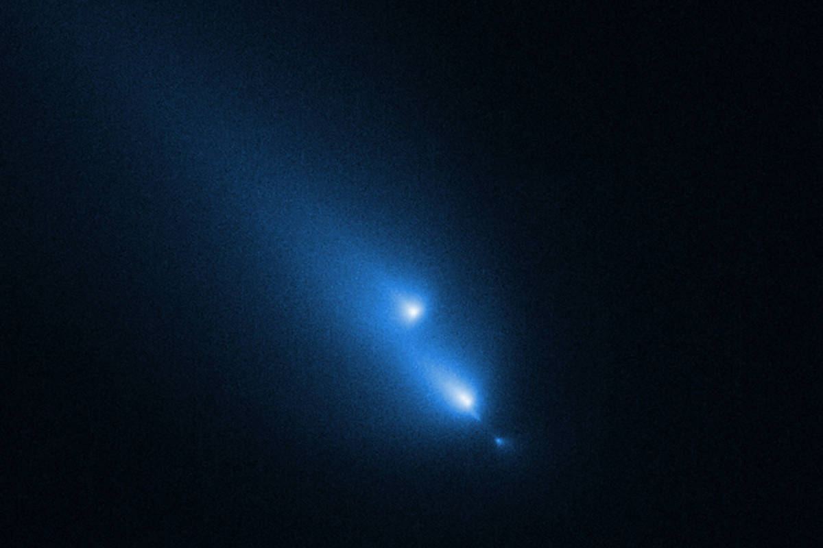 Três imagens mostram o cometa C/2014 UN271 (Bernardinelli-Bernstein) em diferentes dias: 8, 9 e 10 de novembro de 2025. O cometa aparece com núcleo brilhante e uma cauda difusa azulada, com variações sutis na forma e intensidade da cauda entre os dias.