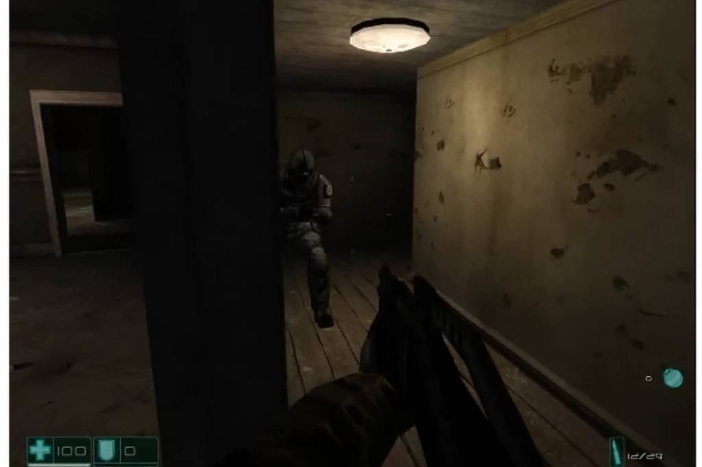 Duas imagens mostram cenas de jogo em corredor estreito e escuro com paredes desgastadas. Na primeira, personagem Predator armado aparece ao fundo, visto de uma perspectiva em primeira pessoa segurando uma arma. Na segunda, personagem Prey caminha pelo corredor, também em perspectiva em primeira pessoa, com arma visível na parte inferior da tela.