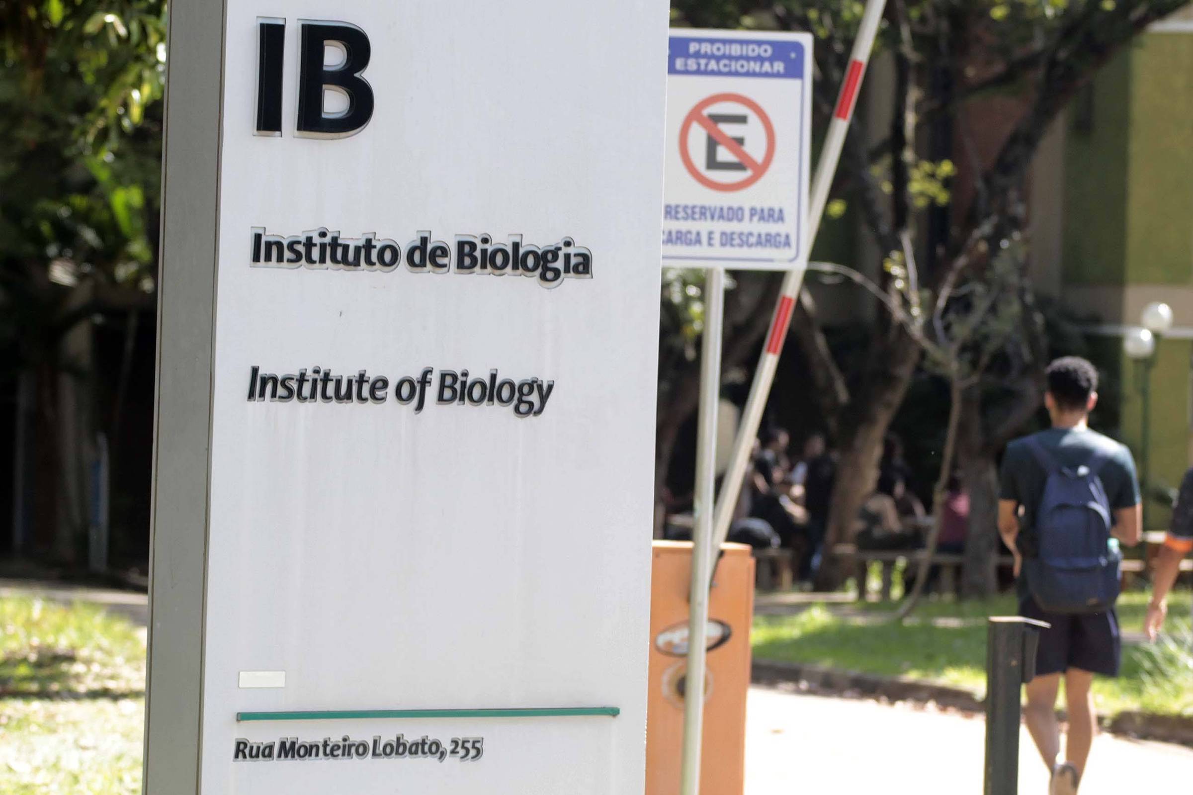 Placa branca com texto em preto indicando