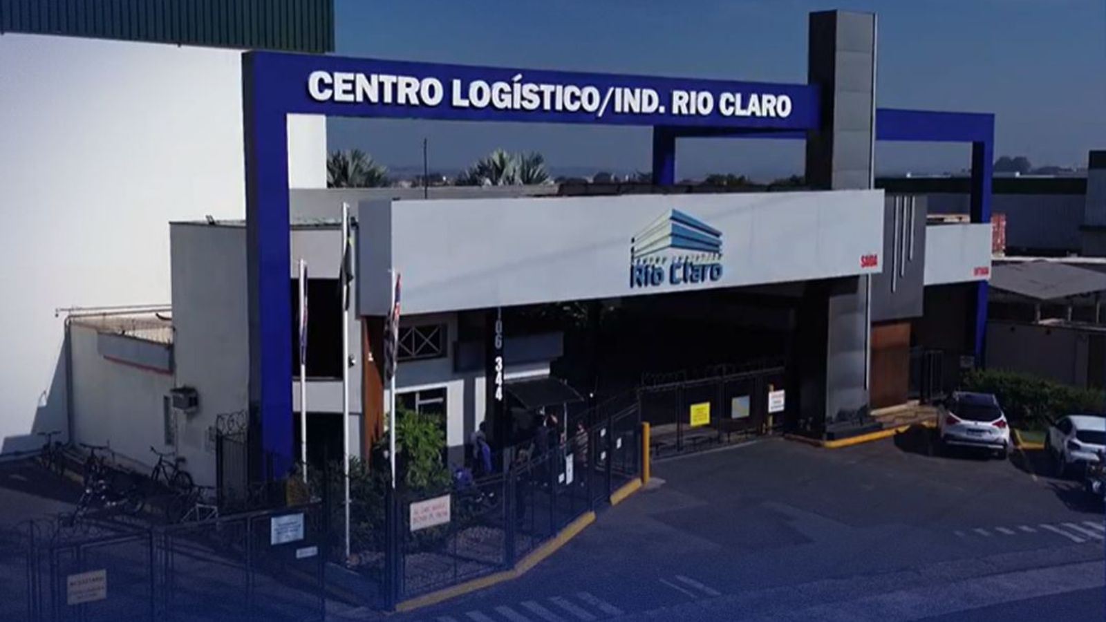 Entrada do Centro Logístico Rio Claro com portaria, identificação do complexo e acesso a galpões industriais