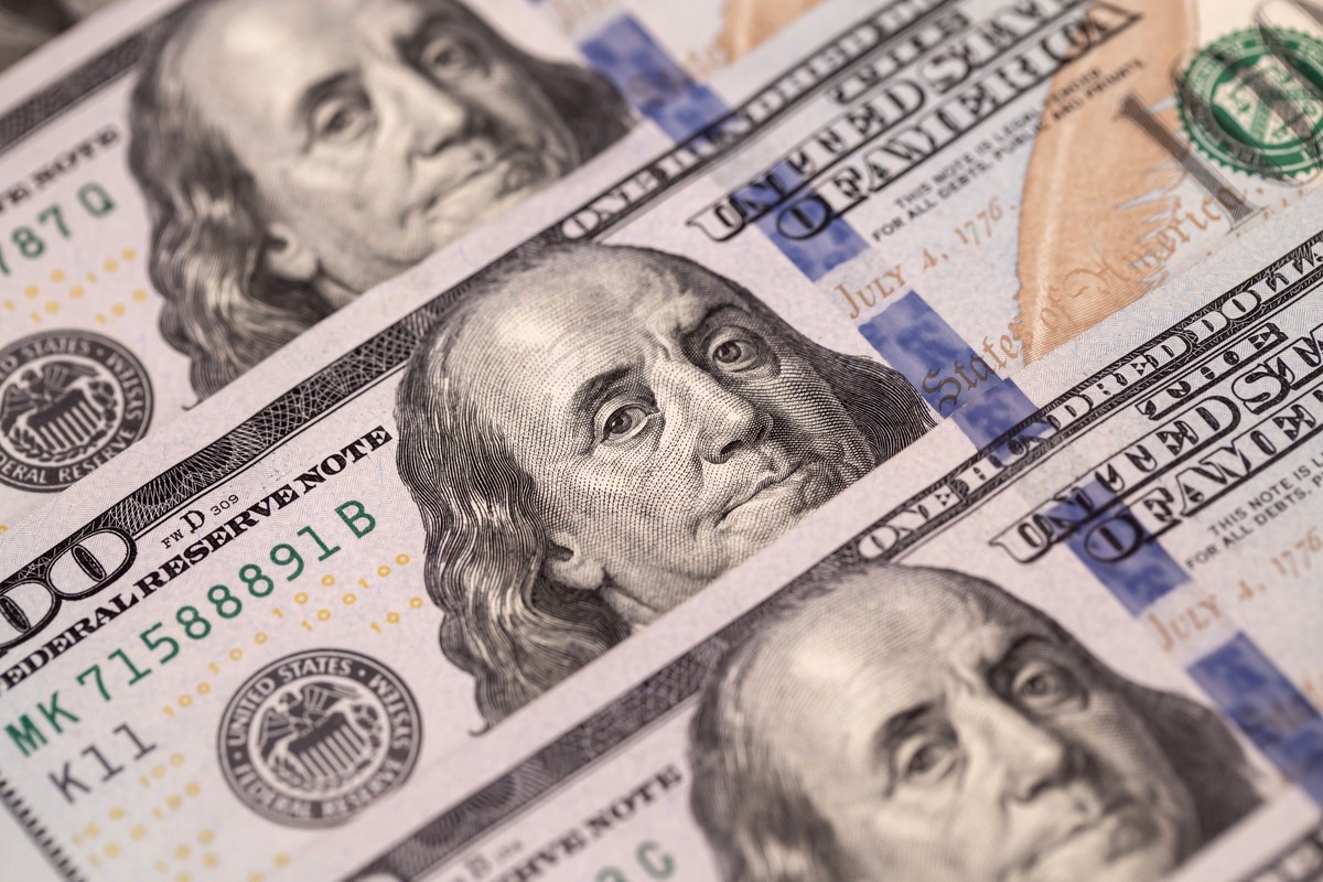 Dólar no exterior avança com forte alta do petróleo e apostas no Fed | Finanças