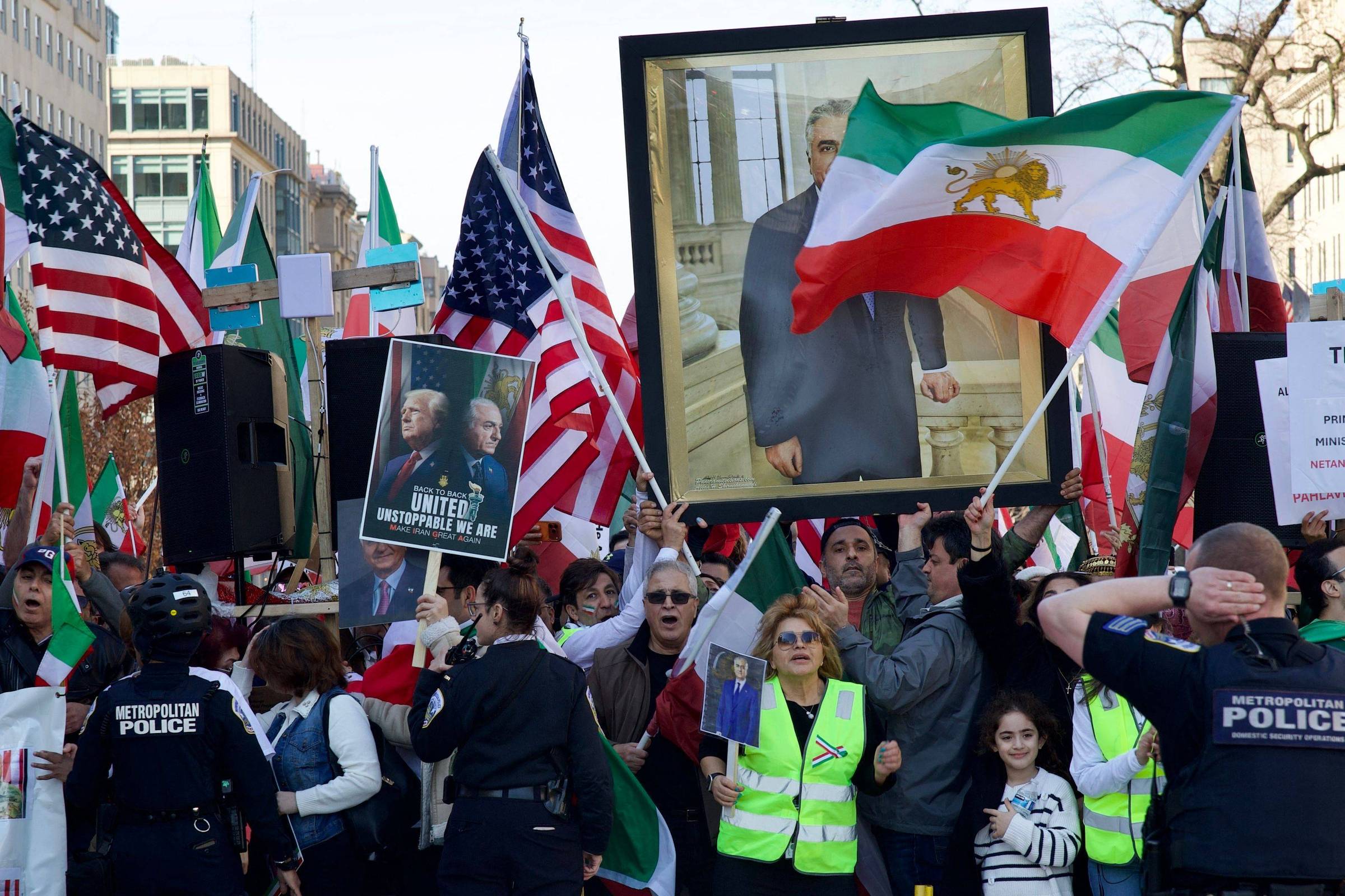 Guerra divide iranianos nos EUA, maior grupo fora do país - 11/03/2026 - Lúcia Guimarães