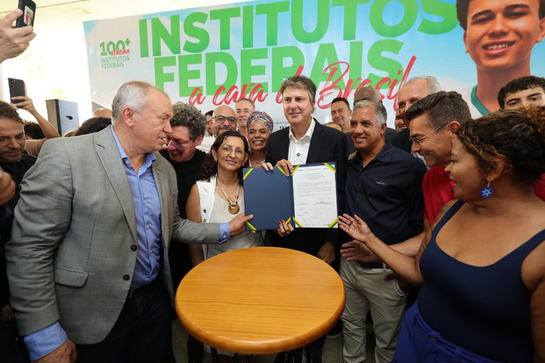 obras da moradia estudantil do Campus Minas Novas