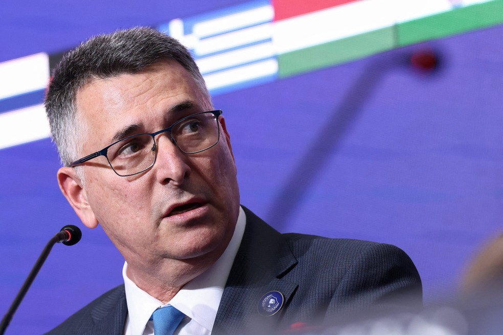 Ministro das Relações Exteriores de Israel, Gideon Saar, rejeitou alegações sobre país estar com estoques baixos de interceptadores — Foto: Reuters/Kevin Lamarque