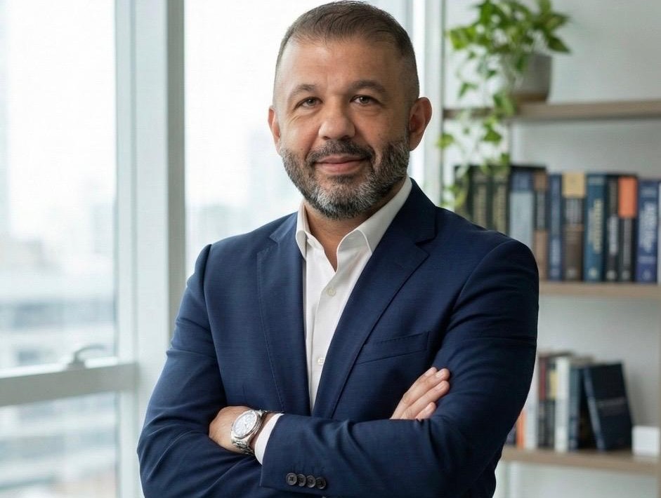 O recente ataque conduzido por Estados Unidos e Israel contra o Irã, em fevereiro de 2026, marca uma inflexão geopolítica com reflexos diretos na economia global. As justificativas oficiais giraram em torno da contenção de capacidades estratégicas iranianas, especialmente relacionadas ao seu programa nuclear, após o esgotamento de canais diplomáticos.