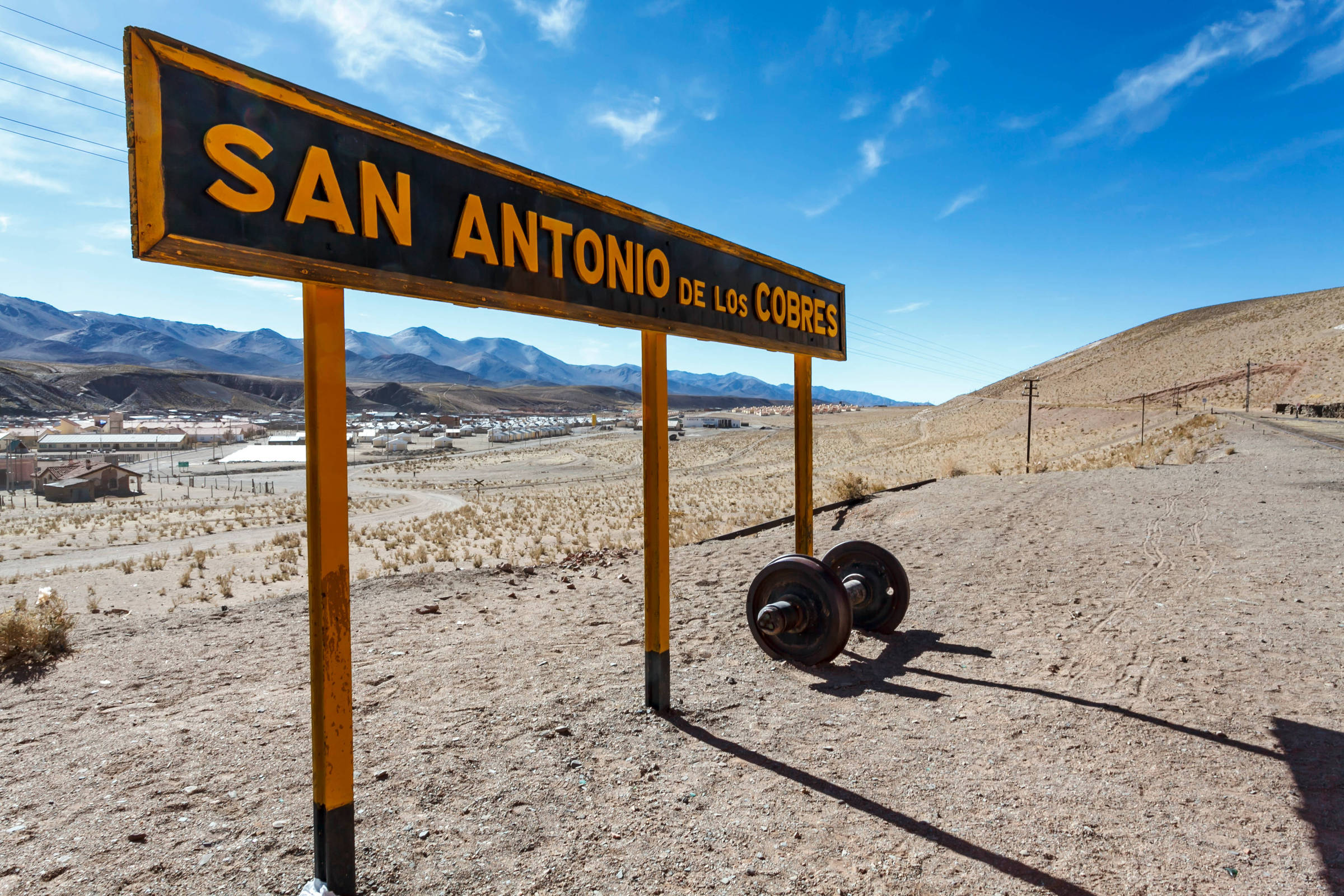 Placa amarela e preta com o nome