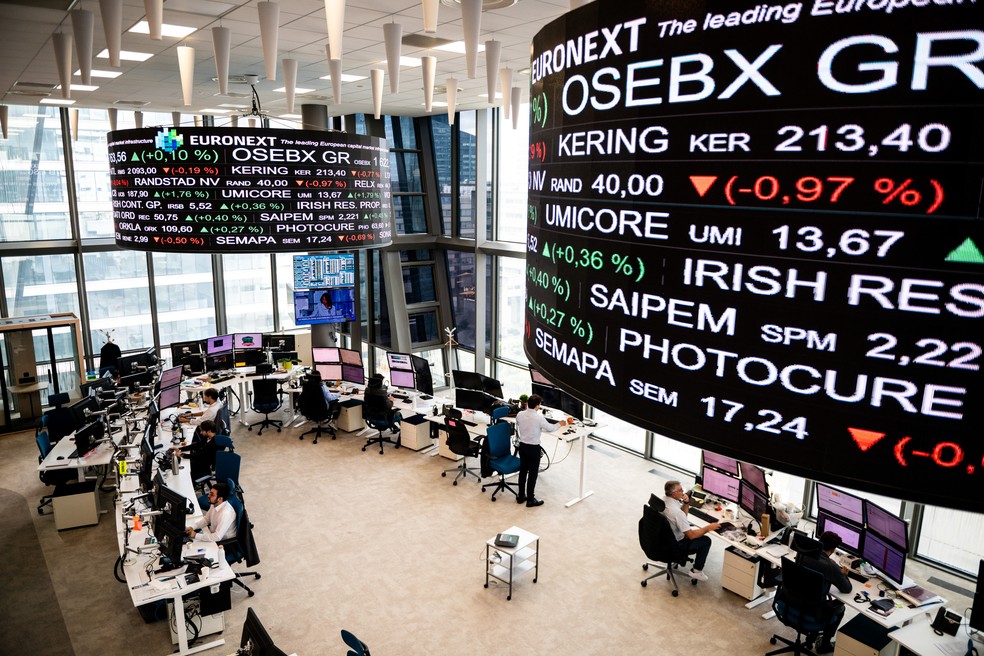 Operadores na bolsa de valores Euronext NV em Paris — Foto: Benjamin Girette/Bloomberg