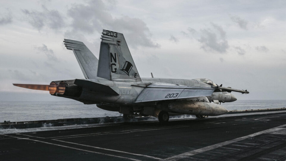 Busca por piloto americano eleva tensão