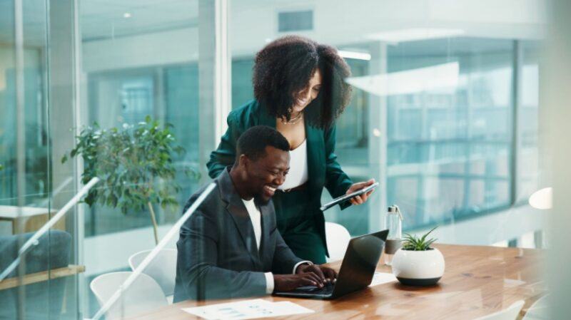 Como capacitar funcionários: 9 estratégias eficazes para gerentes