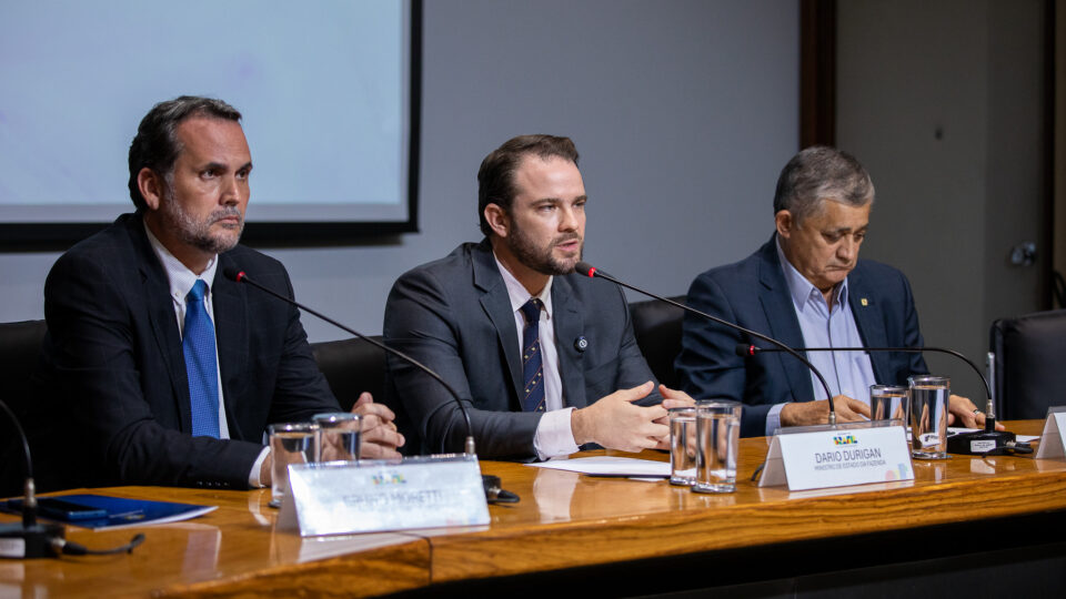 Governo quer usar alta do petróleo para reduzir impostos sobre gasolina