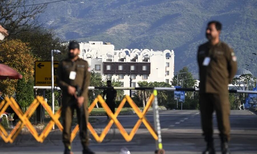 Irã recusa negociação de paz direta e Trump segura enviados