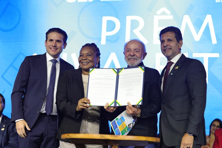 MEC Livros aumenta acervo para 25 mil obras