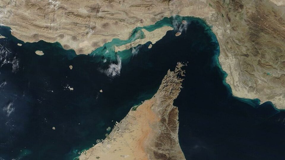 Tráfego no Estreito de Ormuz é retomado com cautela