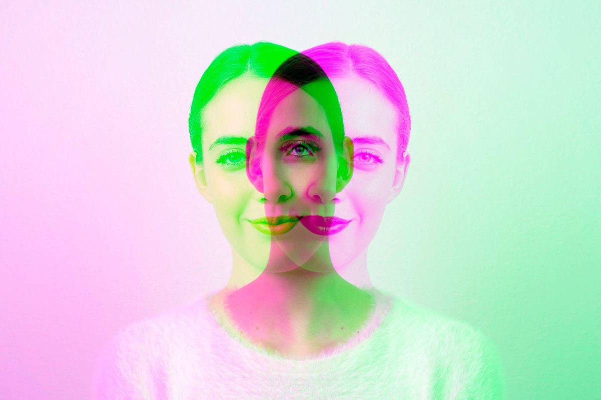Mulher de cabelos presos e blusa clara aparece com três sobreposições translúcidas em verde, rosa e roxo, criando efeito visual de múltiplas faces.