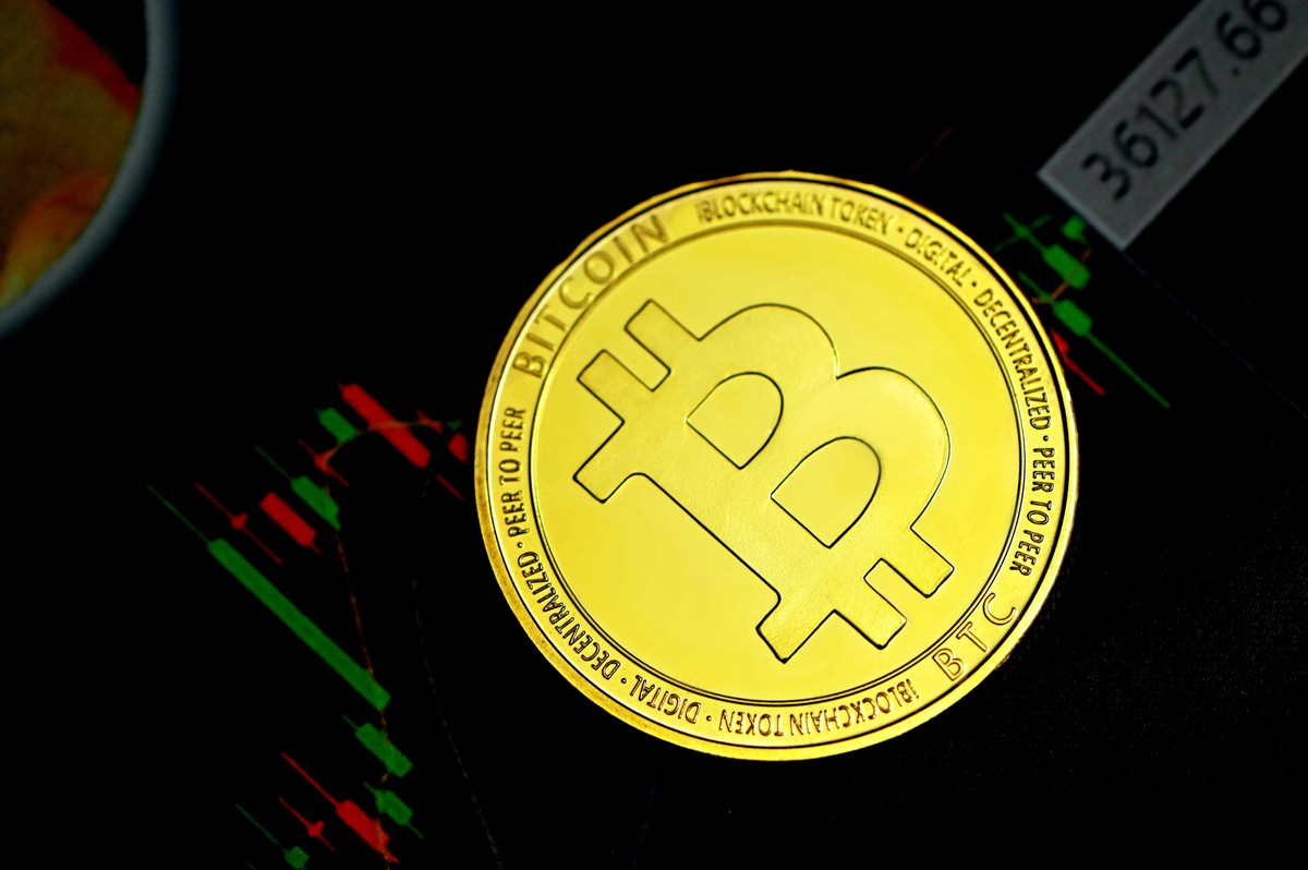 Bitcoin segue em torno dos US$ 77 mil com saída de ETFs | Criptomoedas