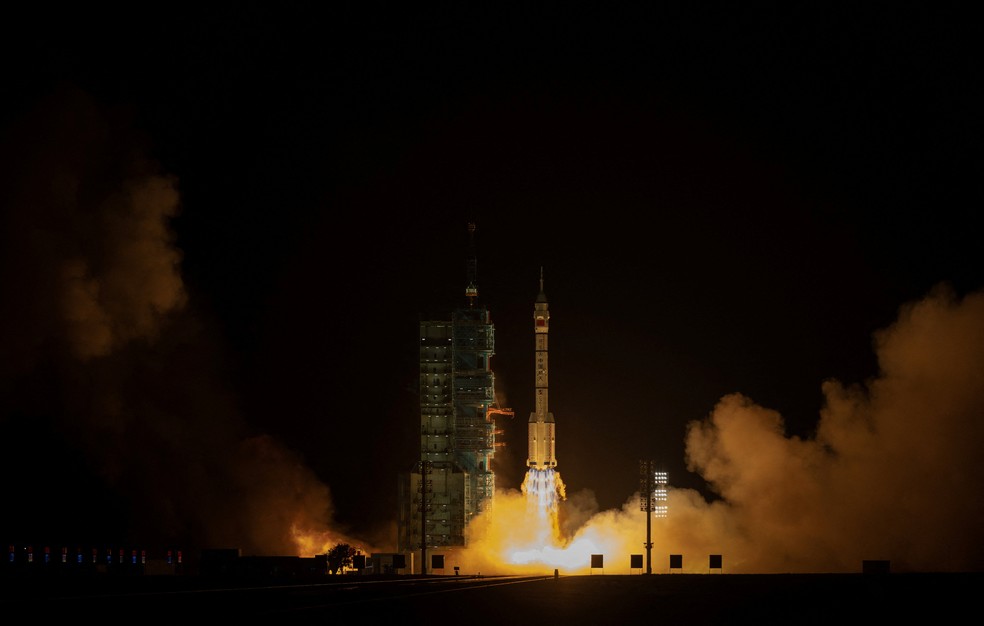 Foguete transportando a espaçonave Shenzhou-23, com os astronautas Zhu Yangzhu, Zhang Zhiyuan e Lai Ka-ying, é lançado no Centro de Lançamento de Satélites de Jiuquan, perto de Jiuquan, província de Gansu, na China, neste domingo, 24 de maio de 2026 — Foto: Reuters/Maxim Shemetov
