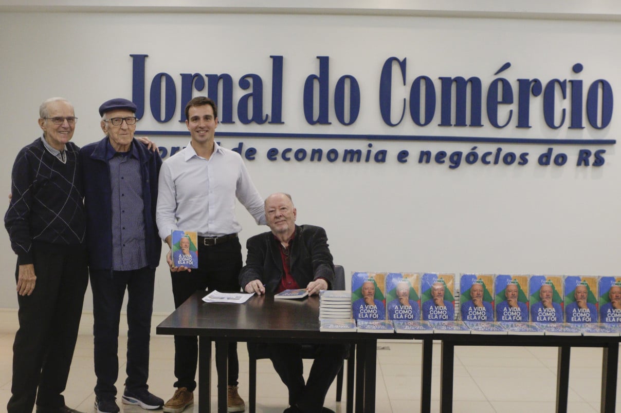 Jornalistas Roberto Brenol Andrade, Affonso Ritter e o presidente do JC, Giovanni Jarros Tumelero, prestigiaram aut&oacute;grafos de Albrecht | FABIOLA CORREA/JC