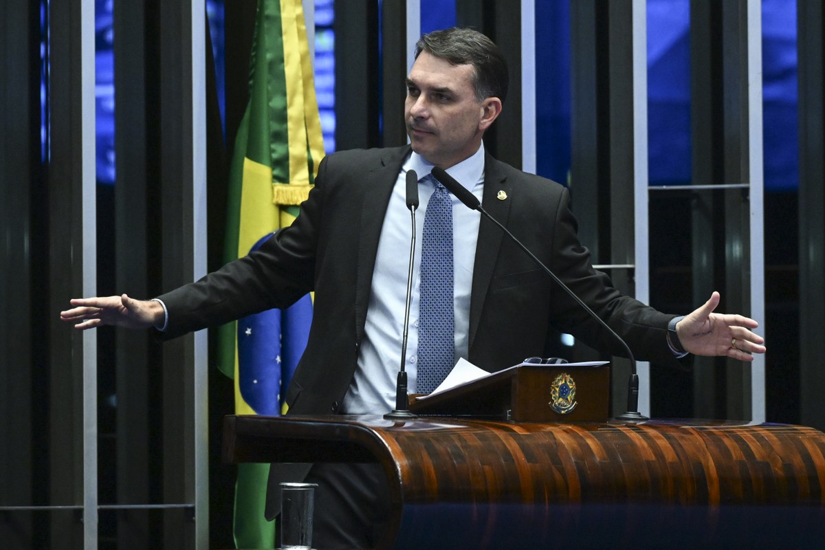 Em ato em SP, Flávio Bolsonaro diz que querem enterrá-lo vivo e ataca Lula | Política