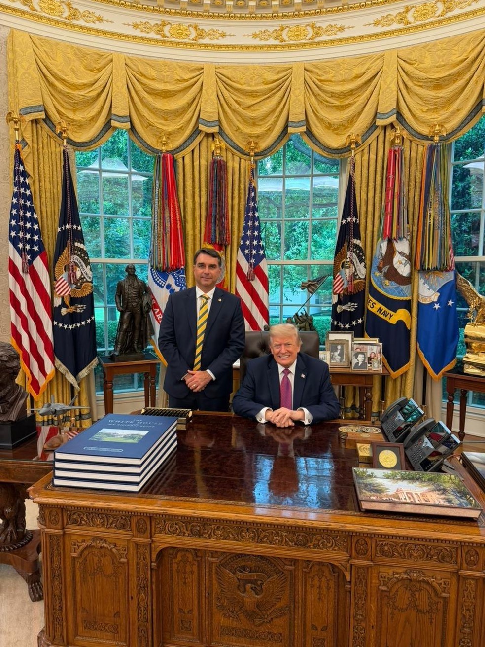 Senador e pré-candidato Flávio Bolsonaro em reunião com Donald Trump, na Casa Branca, nos Estados Unidos — Foto: Divulgação