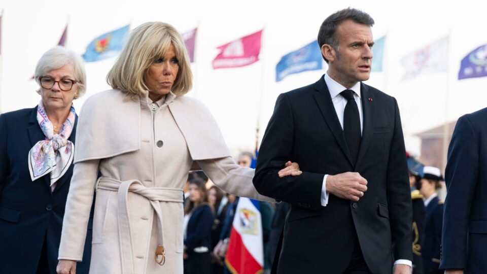 Jornalista revela motivo do tapa da esposa em Macron