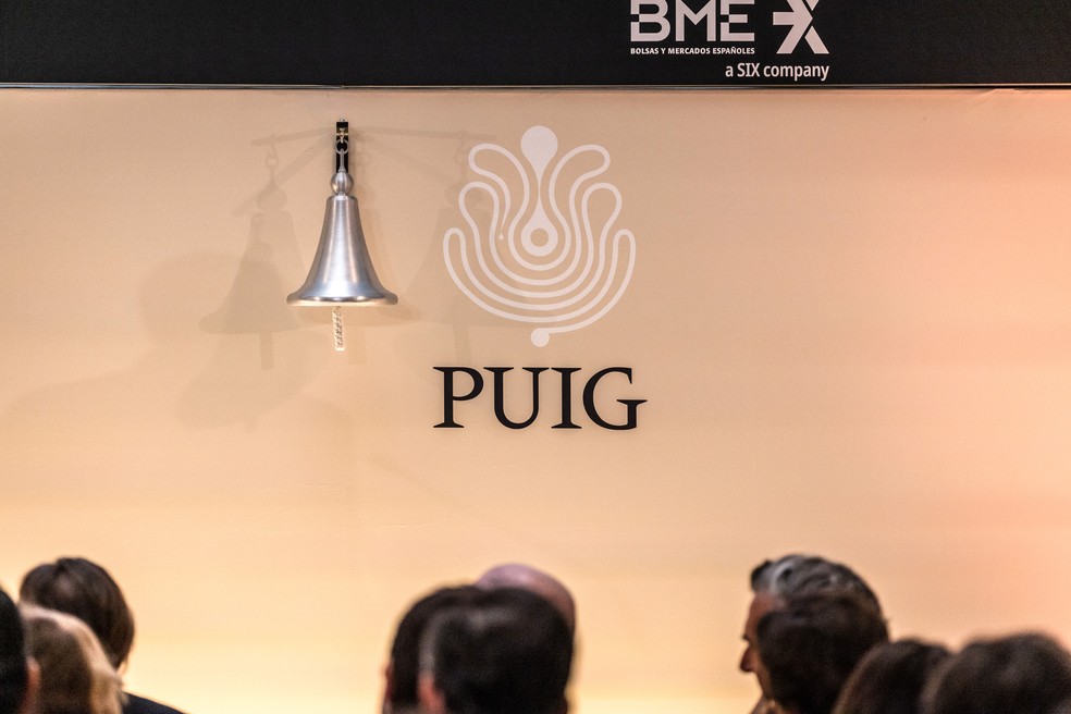 Logotipo da Puig Brands ao lado do sino da Bolsa de Valores de Barcelona, ​​durante a cerimônia de abertura de capital do grupo espanhol, em maio de 2024 — Foto: Angel Garcia/Bloomberg