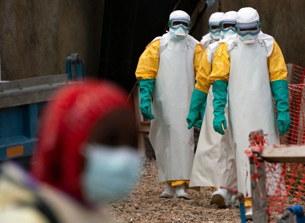 Profissionais de saúde usando equipamentos de proteção iniciam seu turno em um centro de tratamento de Ebola, no Congo — Foto: AP Photo/Jerome Delay, Arquivo